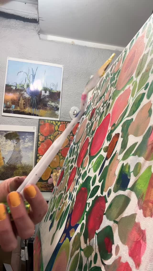 Adding charcoal to my stem color 🖤 My newest phone update threw me for a loop with all the changes, but one I really like is that I can record video while I’m listening to music! Couldn’t do that before — when I turned my camera to video the music stopped, and I don’t like that. Music is in all of my art. ❤️ 🎨 🦋  #dance #artista #maineartist #originalart #love