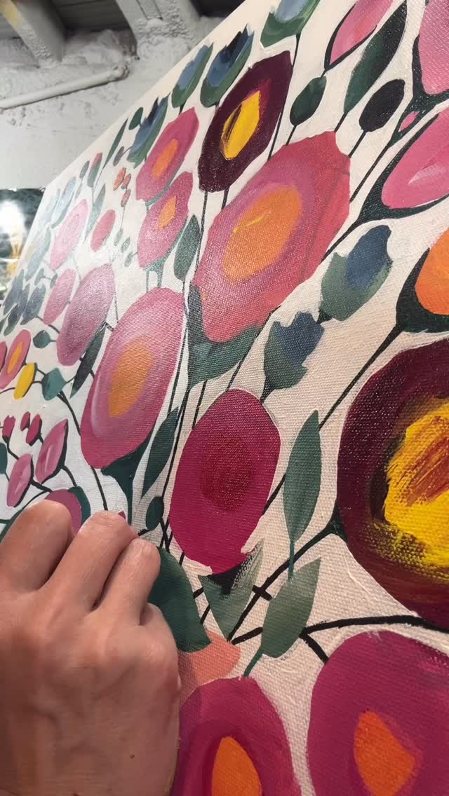 More #studiomoments 🎨 I often call upon a strong beat to keep me focused when I work on the parts that are not as fun 😝🥰 #abstractfloral #magenta #green #spring